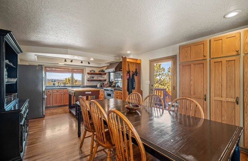 Redmond House | Panoramic Mountain & River Views. Home Plus 3 Master Suite Bungalows.A/C, Fireplace. W/D. Solitude.