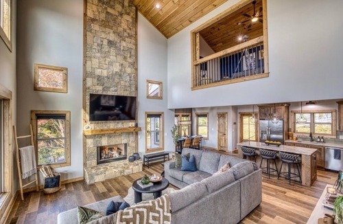 East Ellijay Cabin | Panoramic Mountain & Sunset View · 3 King Suites · Sauna · XL Hot Tub · Fire Pit
