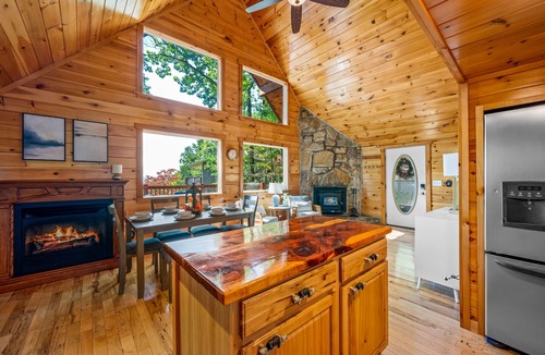 Sevierville Cabin | Panoramic Mountain Views & Private Hot Tub! 35 min to Pigeon Forge!