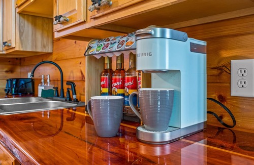 Sevierville Cabin | Panoramic Mountain Views & Private Hot Tub! 35 min to Pigeon Forge!