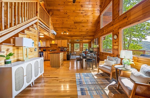 Sevierville Cabin | Panoramic Mountain Views & Private Hot Tub! 35 min to Pigeon Forge!