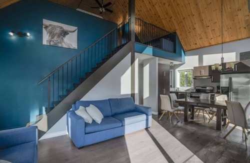 Saint-Raymond Cabin | Panoramic Mountain Views, Hot tub and Fireplace