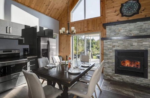 Saint-Raymond Cabin | Panoramic Mountain Views, Hot tub and Fireplace