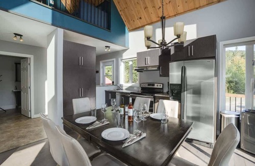 Saint-Raymond Cabin | Panoramic Mountain Views, Hot tub and Fireplace