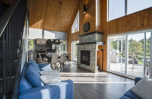 Saint-Raymond Cabin | Panoramic Mountain Views, Hot tub and Fireplace