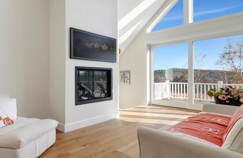 Townshend House | Panoramic Mountain Views with Hot Tub