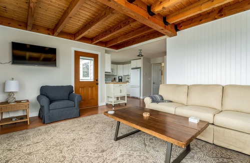 Pond Cove House | Panoramic Ocean Views, Private Beach, next to Portland.