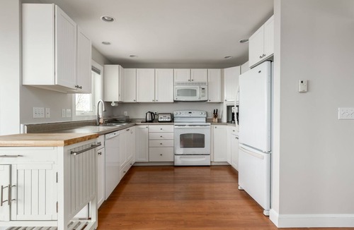 Pond Cove House | Panoramic Ocean Views, Private Beach, next to Portland.