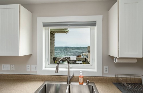 Pond Cove House | Panoramic Ocean Views, Private Beach, next to Portland.