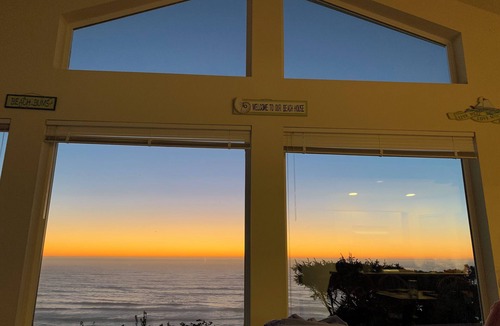 Beverly Beach House | Panoramic Ocean View! Amazing Sunsets! Whale Watching!