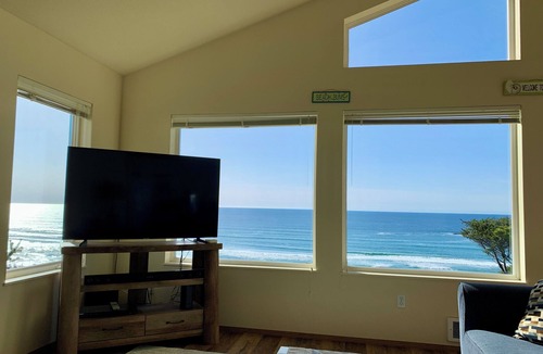Beverly Beach House | Panoramic Ocean View! Amazing Sunsets! Whale Watching!