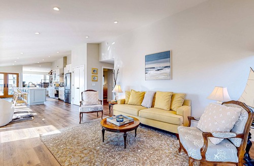 Elk House | Panoramic Ocean View Home in Elk with Beach Access