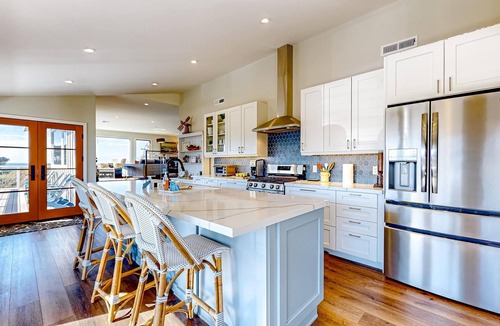 Elk House | Panoramic Ocean View Home in Elk with Beach Access