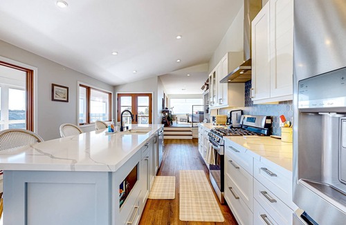 Elk House | Panoramic Ocean View Home in Elk with Beach Access