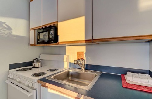 Otter Rock Apartment | Panoramic Ocean-View Studio with Balcony