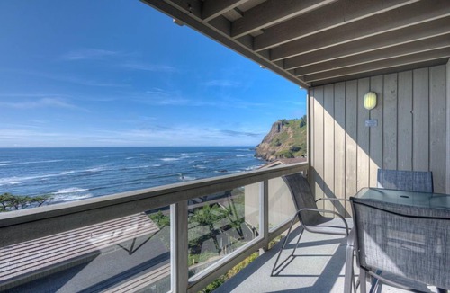 Otter Rock Apartment | Panoramic Ocean-View Studio with Balcony