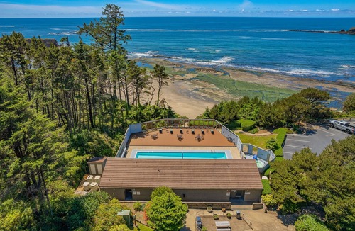 Otter Rock Condo | Panoramic Ocean-View Room with 2 Queen Beds