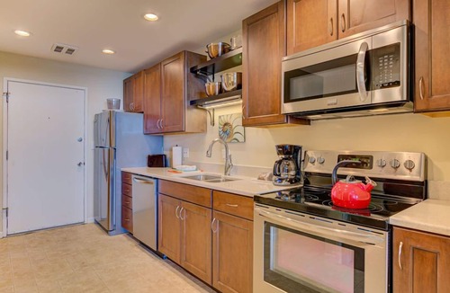 Otter Rock Apartment | Panoramic Ocean-View Loft | Queen Beds | Kitchen