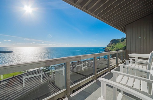 Otter Rock Apartment | Panoramic Ocean-View Loft | Queen Beds | Kitchen