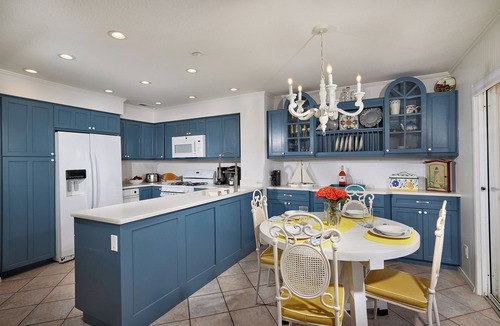 Townsite Condo | Panoramic Ocean View White Sandy Beaches Community Jacuzzi
