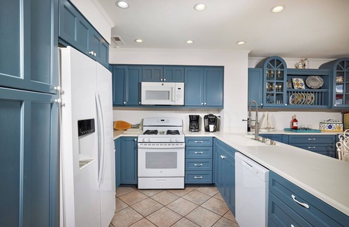 Townsite Condo | Panoramic Ocean View White Sandy Beaches Community Jacuzzi