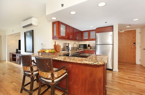 Waikiki Condo | Panoramic Ocean Views Remodel - FREE Parking/Wi-Fi, AC, Washlet, Sleeps 6