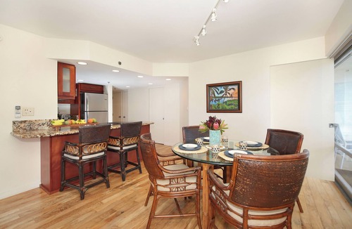 Waikiki Condo | Panoramic Ocean Views Remodel - FREE Parking/Wi-Fi, AC, Washlet, Sleeps 6