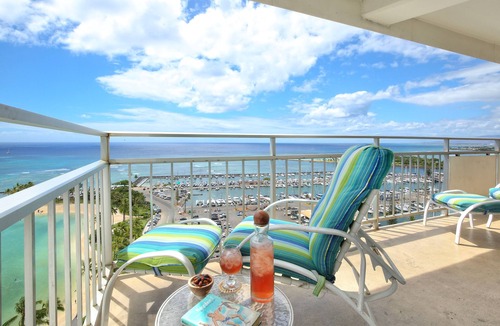 Waikiki Condo | Panoramic Ocean Views Remodel - FREE Parking/Wi-Fi, AC, Washlet, Sleeps 6