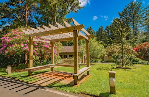 Otter Rock Apartment | Panoramic Oceanview Room w/King Bed + Balcony