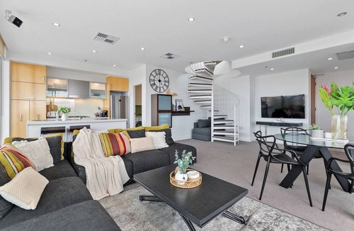 Glenelg Apartment | Panoramic Paradise in Glenelg