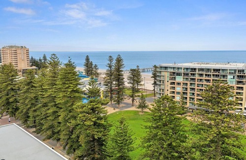 Glenelg Apartment | Panoramic Paradise in Glenelg