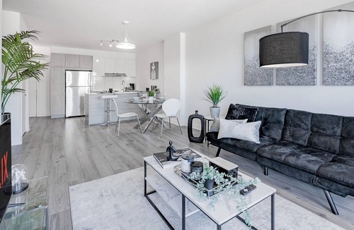 Shaughnessy Village Apartment | Panoramic Penthouse w Montreal Skyline - Pool&Spa