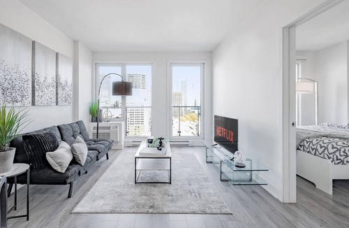 Shaughnessy Village Apartment | Panoramic Penthouse w Montreal Skyline - Pool&Spa