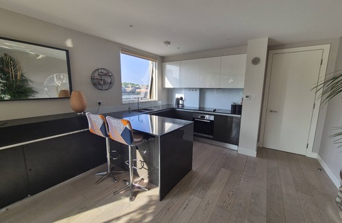 Leabridge House | Panoramic Pondview Penthouse