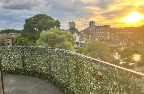 Leabridge House | Panoramic Pondview Penthouse