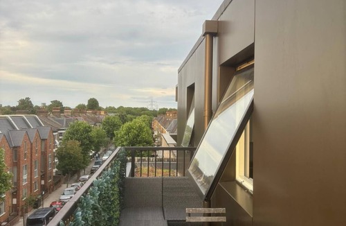 Leabridge House | Panoramic Pondview Penthouse