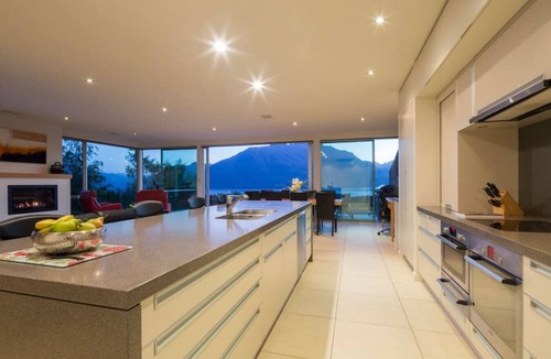 Queenstown City Centre Villa | Panoramic Queenscliff | Great location | Spa with a view