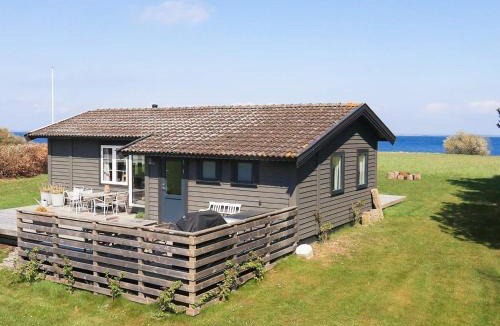 Aeroskobing House | Panoramic Retreat in Borgnaes