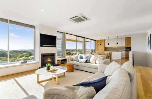 Portsea House | Panoramic Retreat on Cheviot