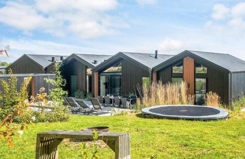 Sjølund House | Panoramic Retreat with Pool