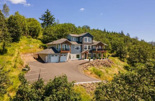 Carrolls Apartment | Panoramic River Views - Nature Framed in Every Window