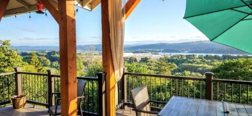Carrolls Apartment | Panoramic River Views - Nature Framed in Every Window