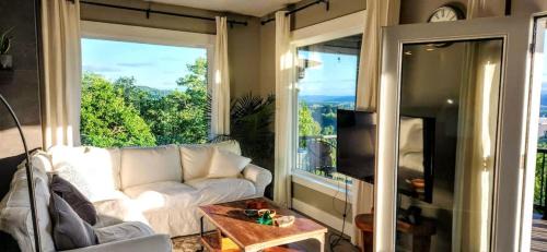 Carrolls Apartment | Panoramic River Views - Nature Framed in Every Window