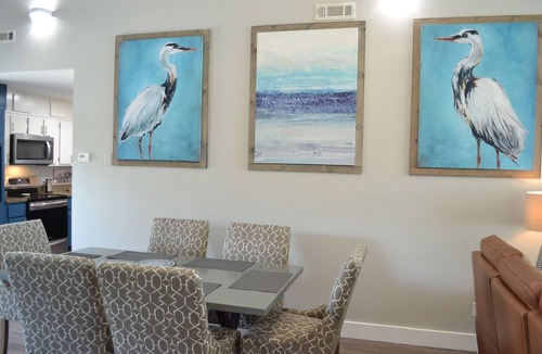 Sunbury House | Panoramic river views next to Sunbury Crab Co