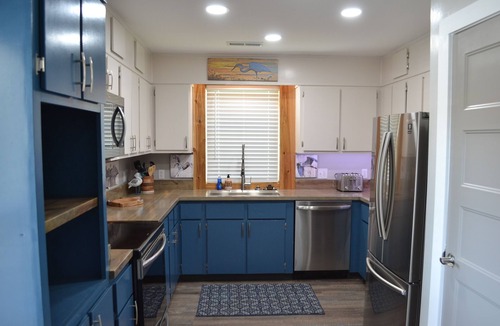 Sunbury House | Panoramic river views next to Sunbury Crab Co