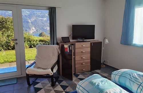 Krattigen Bed & Breakfast | Panoramic room overlooking Lake Thun
