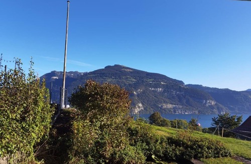 Krattigen Bed & Breakfast | Panoramic room overlooking Lake Thun