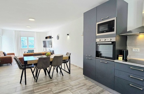 Mokosica Apartment | Panoramic Sea View Home with Covered Private Parking