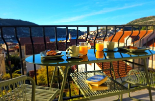 Mokosica Apartment | Panoramic Sea View Home with Covered Private Parking