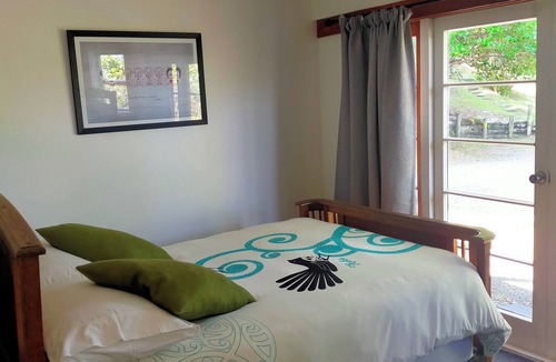 Tokomaru Bay Cabin | Panoramic Seaview Ecolodge